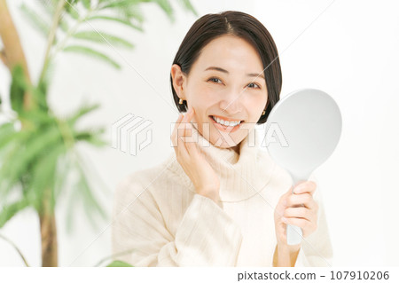 觀看手鏡的婦女 107910206