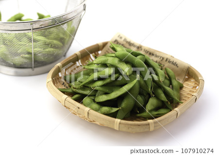 煮毛豆作為酒精的伴奏（酒精開胃菜圖像） 煮毛豆加鹽 豆類毛豆白色背景 107910274