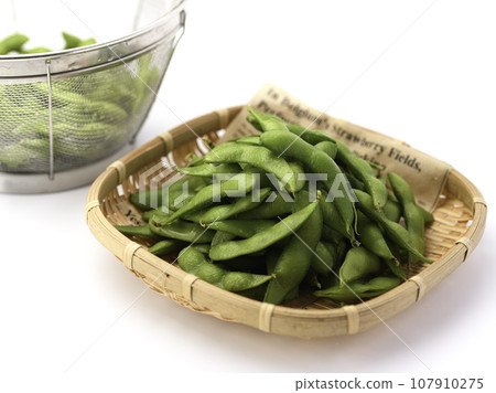 煮毛豆作為酒精的伴奏(酒精開胃菜圖像) 煮毛豆加鹽 豆類毛豆白色背景 煮毛豆作為酒精的伴奏(酒精開胃菜圖像) 煮毛豆加鹽 豆類毛豆白色背景 107910275