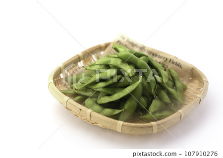 煮毛豆作為酒精的伴奏(酒精開胃菜圖像) 煮毛豆加鹽 豆類毛豆白色背景 煮毛豆作為酒精的伴奏(酒精開胃菜圖像) 煮毛豆加鹽 豆類毛豆白色背景 107910276
