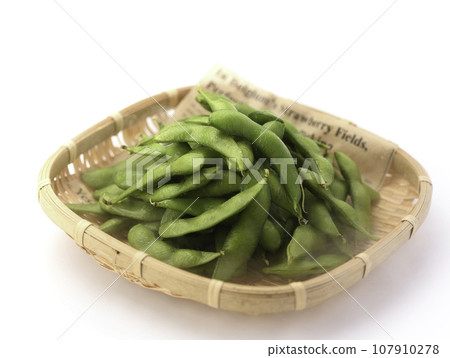 Boiled edamame as an accompaniment to alcohol (alcohol appetizer image) Boiled edamame with salt Beans Edamame white background Boiled edamame as an accompaniment to alcohol (alcohol appetizer image) Boiled edamame with salt Beans Edamame white background 107910278