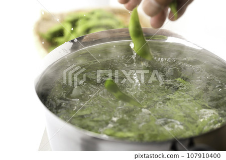 在鍋裡煮毛豆 作為酒精的伴奏(酒精零食) 鹽煮毛豆 豆類毛豆 白背景 Boi 在鍋裡煮毛豆 作為酒精的伴奏(酒精零食) 鹽煮毛豆 豆類毛豆 白背景 Boi 107910400