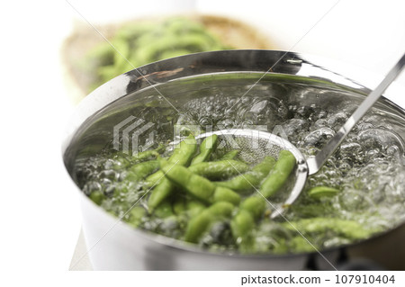 Boil edamame in a pot As an accompaniment to alcohol (snacks for alcohol) Boiled edamame with salt Beans Edamame White background Boi Boil edamame in a pot As an accompaniment to alcohol (snacks for alcohol) Boiled edamame with salt Beans Edamame White background Boi 107910404