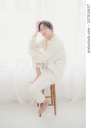 man putting his hands on his knees 107910637