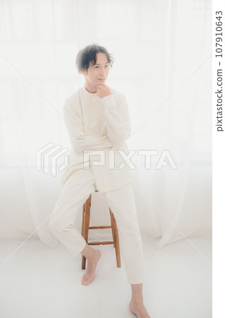 男人把手放在膝蓋上 107910643