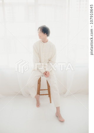 男人把手放在膝蓋上 107910645