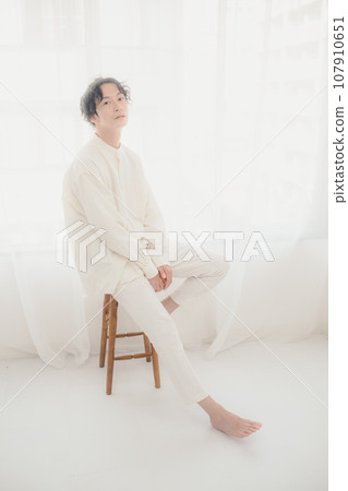男人把手放在膝蓋上 107910651