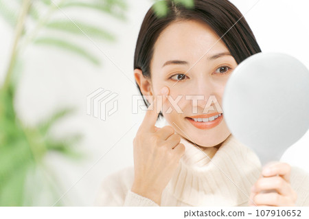 觀看手鏡的婦女 觀看手鏡的婦女 107910652