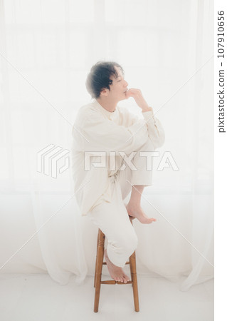 男人把手放在膝蓋上 107910656