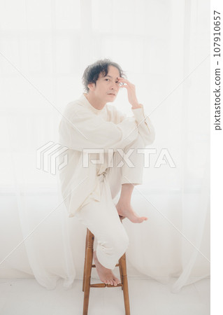 男人把手放在膝蓋上 107910657