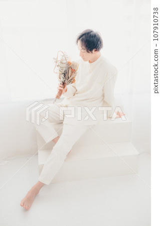 man with dried flowers 107910738