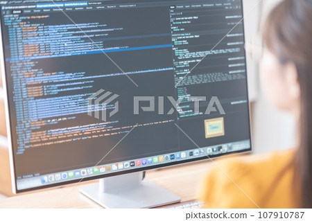 學習程式設計的年輕女子，不露面 107910787