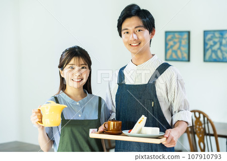 Young couple opening a cafe 107910793