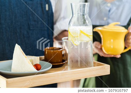 Cafe clerk faceless 107910797