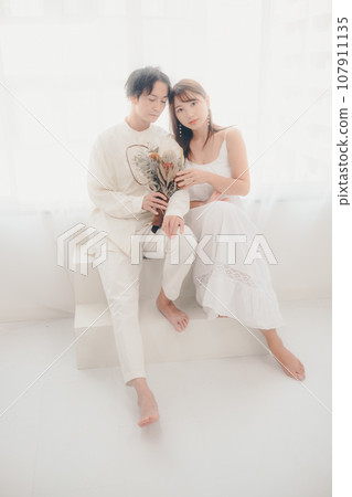 夫婦坐在地板上放鬆 107911135