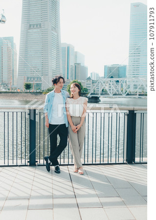 男人和女人走路 107911793