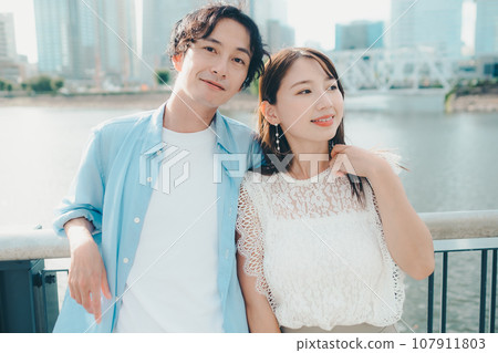 男人和女人走路 107911803