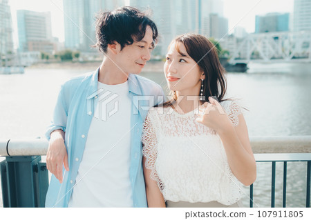 男人和女人走路 107911805