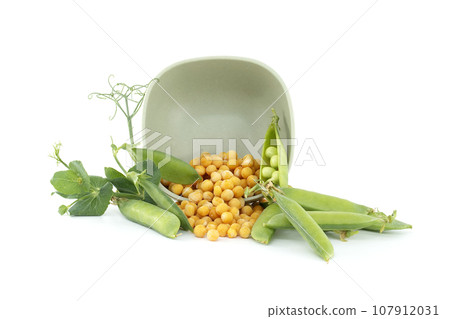 Dried whole yellow peas and garden peas pods 107912031