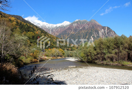 上高地和清澈的藍天 上高地和清澈的藍天 107912520