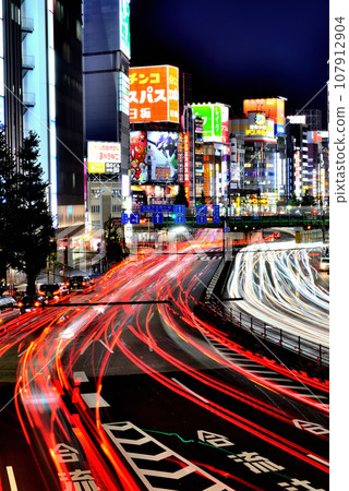 東京，新宿車站周圍的夜晚，新宿大守衛，娛樂區的夜景 107912904