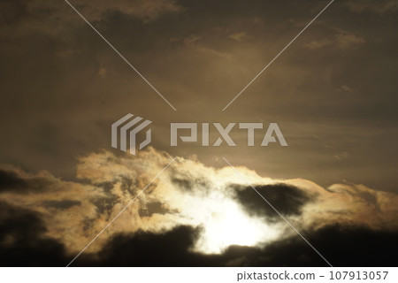 The sun seen through the gaps in the clouds The sun seen through the gaps in the clouds 107913057