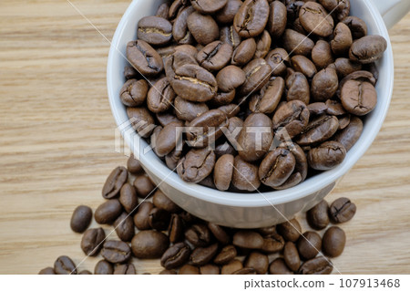 在一杯咖啡的咖啡豆 107913468