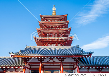 Looking up at the five-storied pagoda of Sensoji Temple in Tokyo, Asakusa 107914271