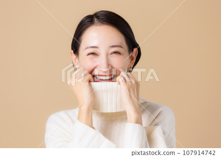 穿著高領毛衣的女人 穿著高領毛衣的女人 107914742
