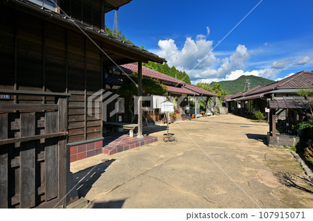 朝來市舊生野煤礦工人宿舍（甲社住宅）入口附近（兵庫縣朝來市生野町口銀屋） 107915071