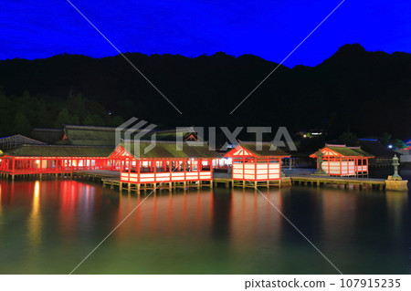 [Hiroshima Prefecture] Night view of Itsukushima Shrine in Miyajima 107915235