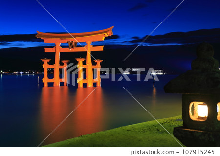 [廣島縣]嚴島神社大鳥居整修後的夜景（宮島） 107915245
