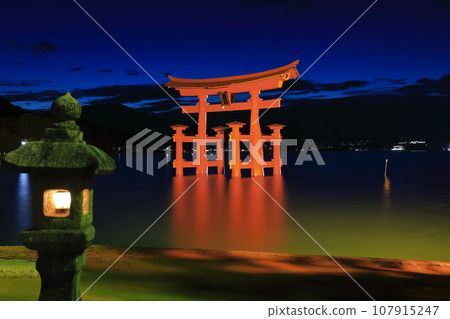 [Hiroshima Prefecture] Night view of Itsukushima Shrine Otorii gate after renovation (Miyajima) 107915247