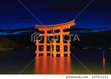 [Hiroshima Prefecture] Night view of Itsukushima Shrine Otorii gate after renovation (Miyajima) 107915251