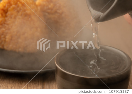 Japanese sake, grilled rice balls 107915387