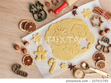 Christmas baking, gingerbread cookies 107915785