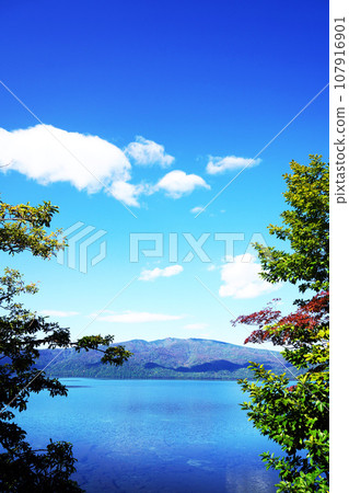 北海道秋天的元山和屈斜路湖 107916901