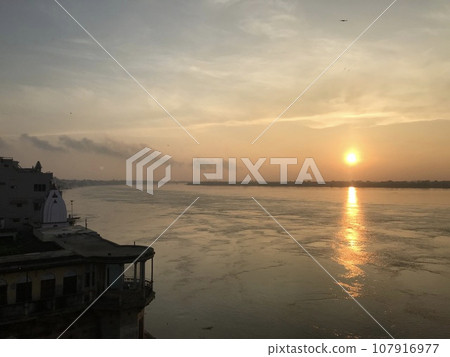 印度瓦拉納西恆河上的日落和古老建築。 107916977