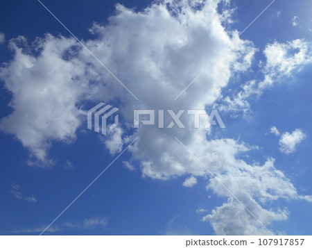 白雲像棉花糖一樣漂浮在藍天上 107917857