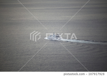 一艘客輪在平靜的海面上航行 一艘客輪在平靜的海面上航行 107917928