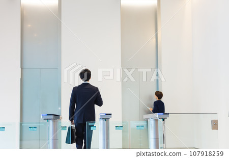 Businessman riding an elevator Photography cooperation: LINK FOREST 107918259