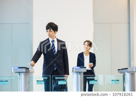 Businessman passing through the security gate Photography cooperation: LINK FOREST 107918261