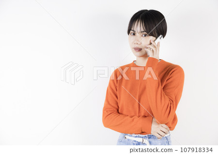 一個 20 多歲的女人打電話時看著我 一個 20 多歲的女人打電話時看著我 107918334