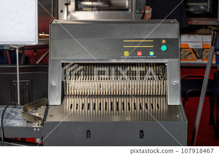 Industrial bread slicing machine for slicing bread into thin symmetrical slices. Industrial bread slicing machine for slicing bread into thin symmetrical slices. 107918467