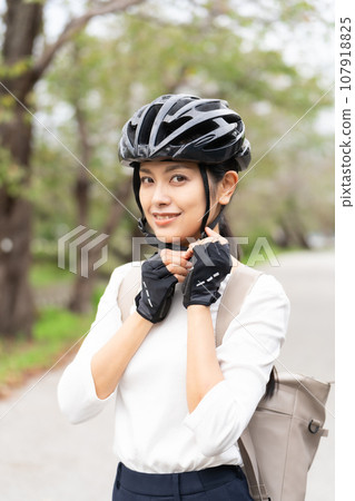 戴著自行車頭盔的年輕女子 107918825