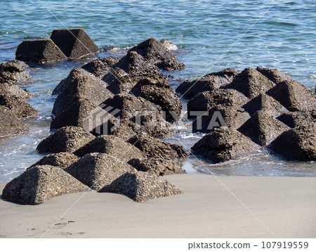 平靜海岸上的消浪塊。 平靜海岸上的消浪塊。 107919559