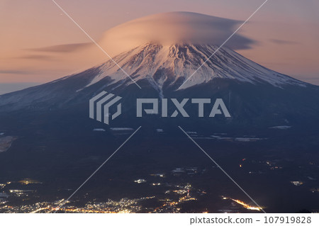 從光峠看到日出時雲彩覆蓋的富士山 107919828