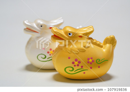 Dragon's figurine 107919836