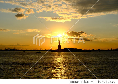 【紐約】沐浴在夕陽下的自由女神像 【紐約】沐浴在夕陽下的自由女神像 107919839