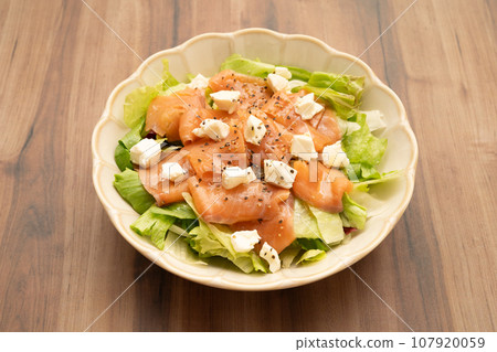 煙燻鮭魚和奶油乳酪沙拉 煙燻鮭魚和奶油乳酪沙拉 107920059